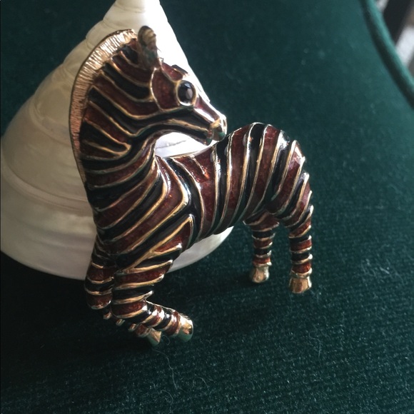 Golden Zebra Brooch - Picture 5 of 5